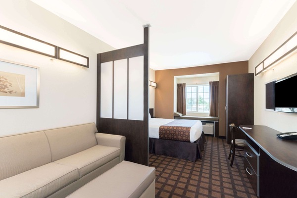 Suite, 1 Queen Bed, Accessible, Non Smoking (Mobility,Hearing,Roll-In Shower)