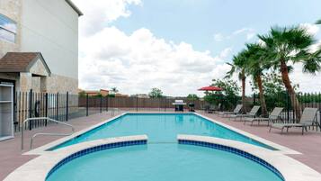 季節性室外游泳池,開放時間為 09:00 至 22:00,提供日光浴躺椅