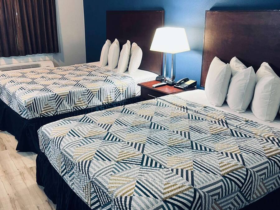 Escritorio, sistema de insonorización y tabla de planchar con plancha