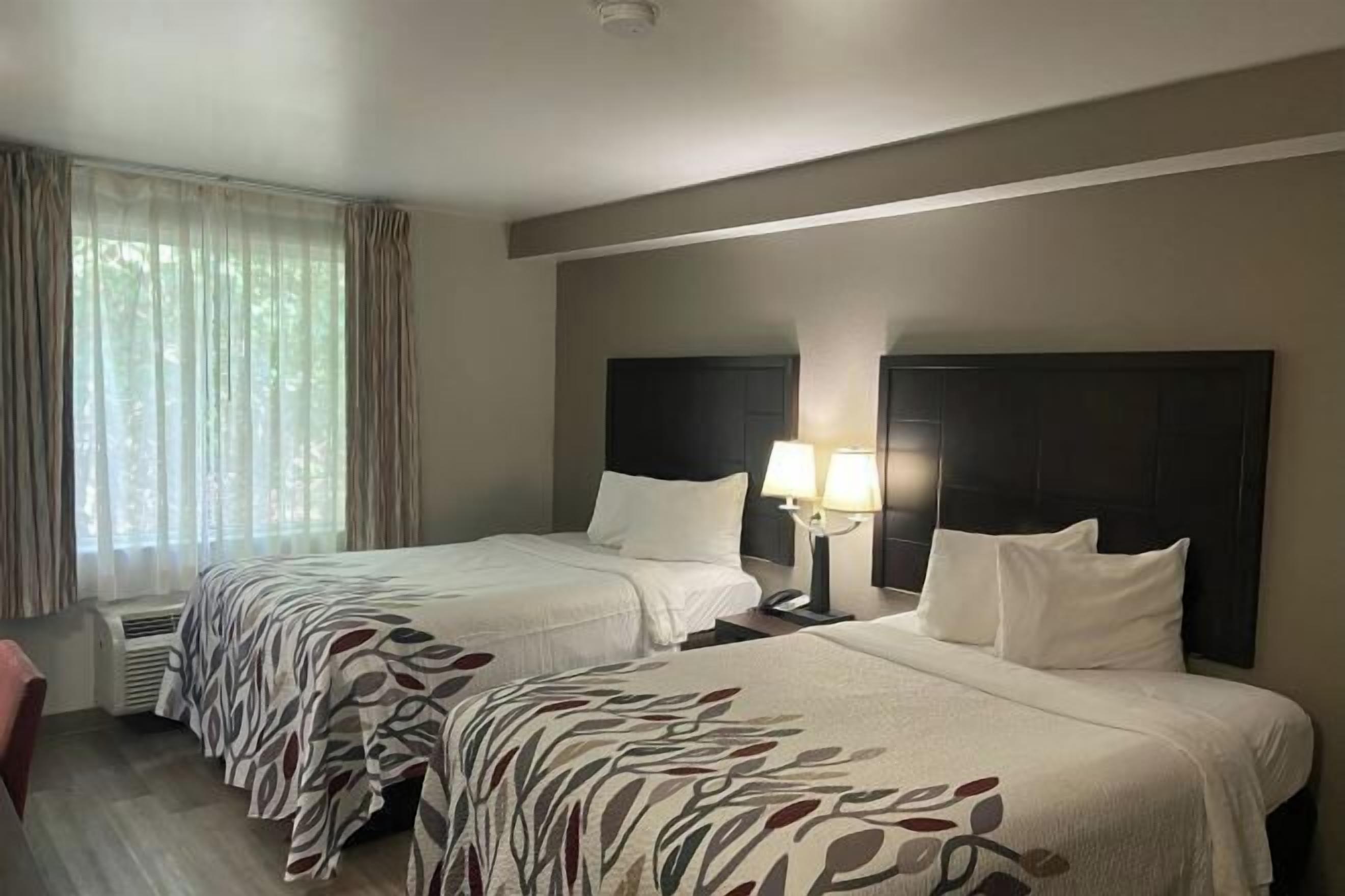 Dundyner, senger med overmadrass, skrivebord og skrivebord for bærbar PC