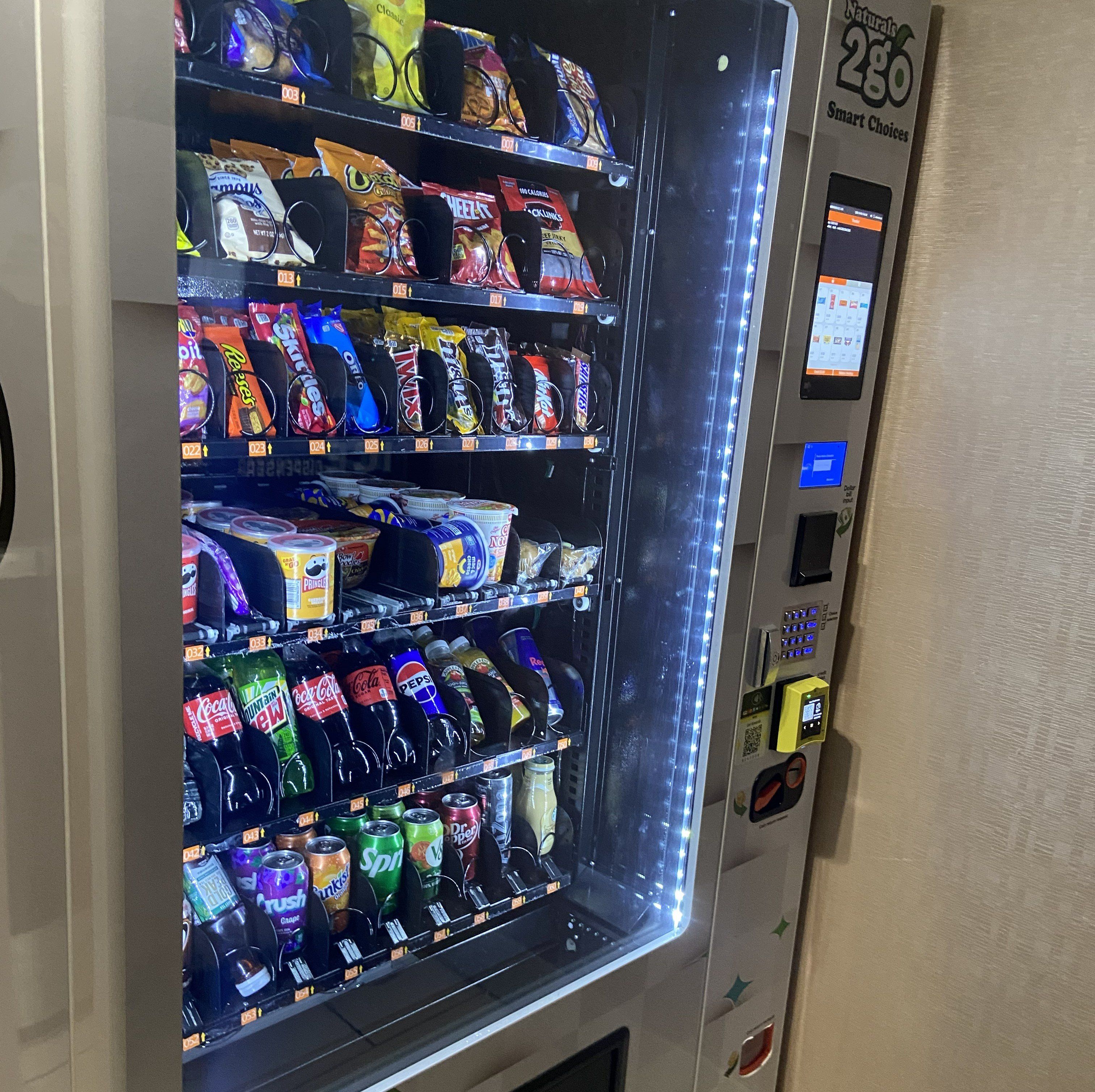 Máquina automática com lanches e bebidas.