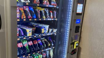 Máquina automática com lanches e bebidas.