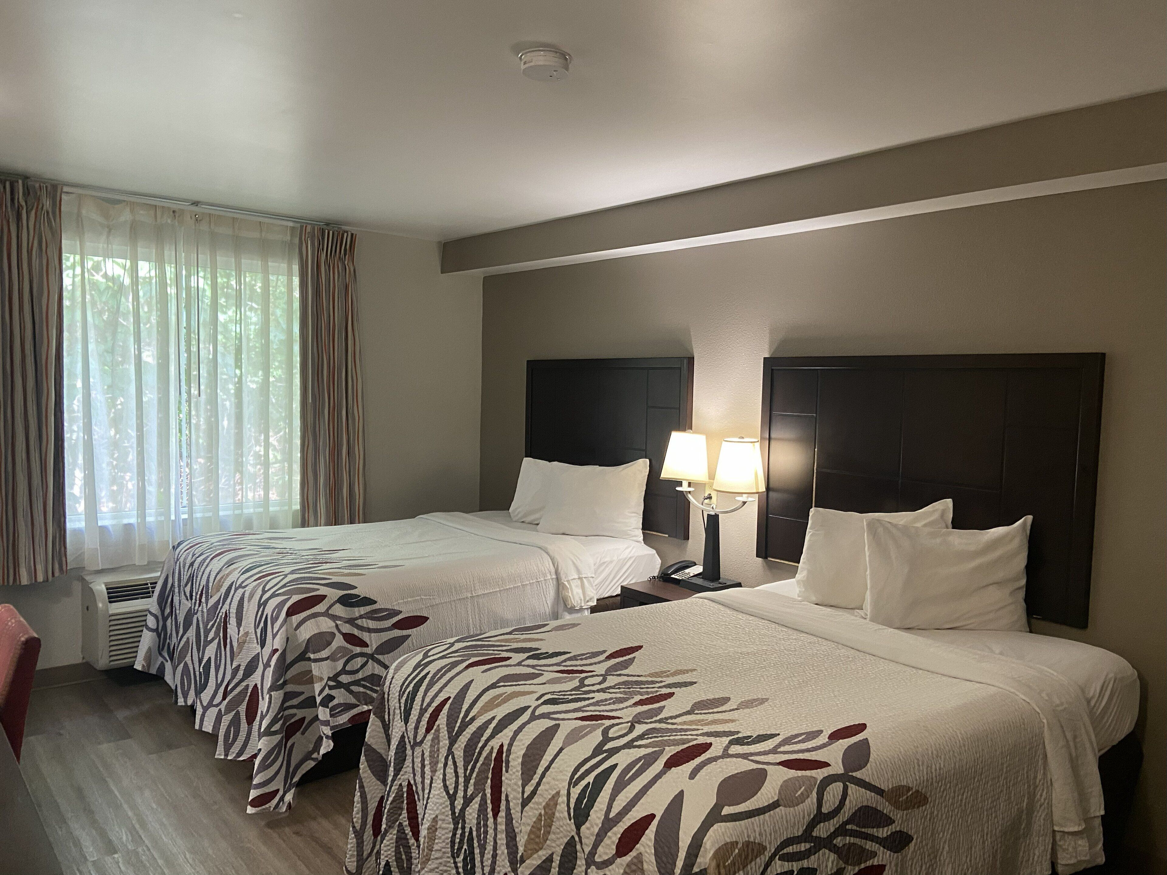 Habitación estándar, 2 camas dobles, no fumadores | Edredones de plumas, colchones con acolchado adicional, escritorio