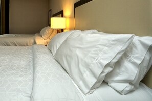 In-room safe, desk, iron/ironing board, free WiFi - Holiday Inn Express Hotel & Suites Batavia - Darien Lake by IHG (Batavia)
