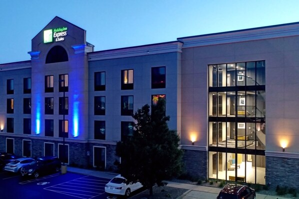 Front of property - evening/night - Holiday Inn Express Hotel & Suites Batavia - Darien Lake by IHG (Batavia)