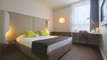 Escritorio, cortinas blackout y tabla de planchar con plancha