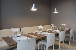 每日供应自助式早餐(每人 PLN 55)