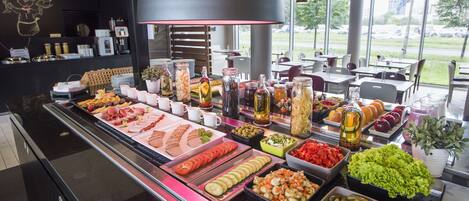 Tägliches Frühstücksbuffet (55 PLN pro Person)