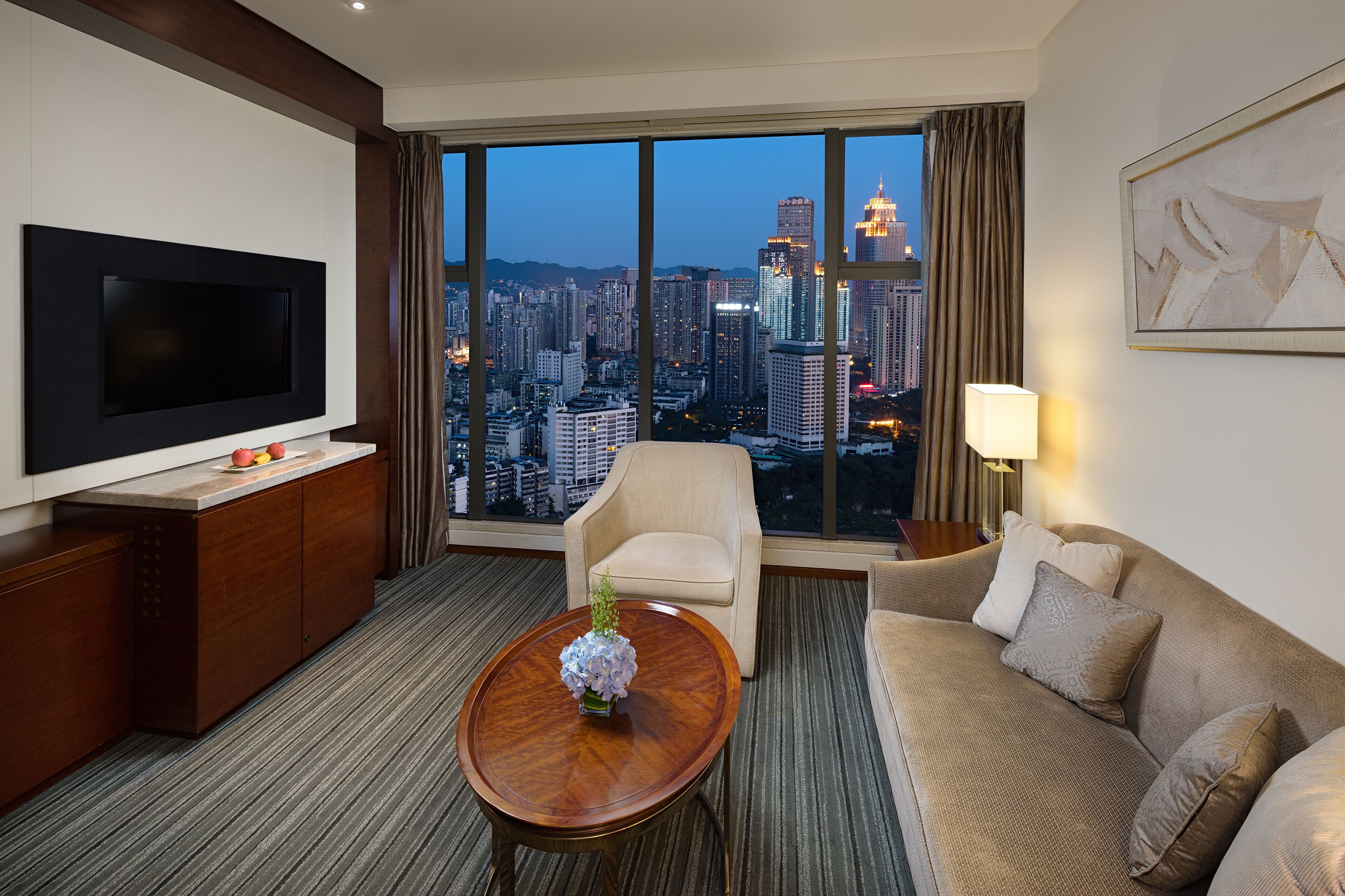 Executive suite | Woonkamer | Een lcd-televisie
