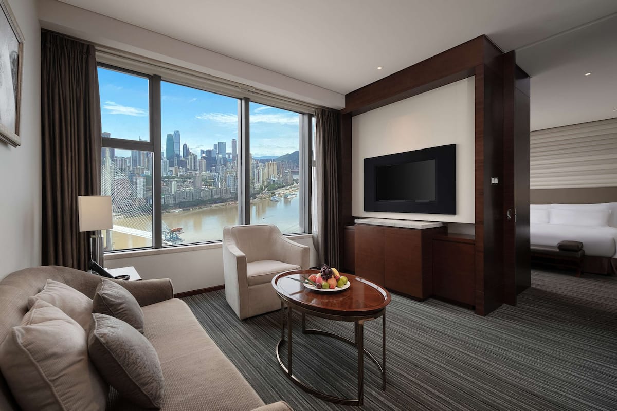 Executive Suite | Hypo-allergenic bedding, down duvets, minibar, in-room safe