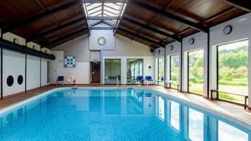 Inomhuspool, öppet 08.00 till 20.00, parasoller och solstolar