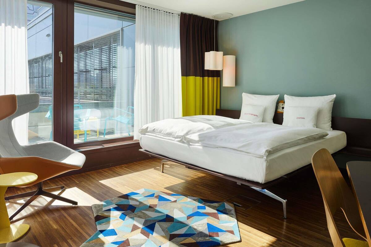 Haeberli Suite | Roupas de cama premium, edredons de pluma, frigobar, cofres nos quartos