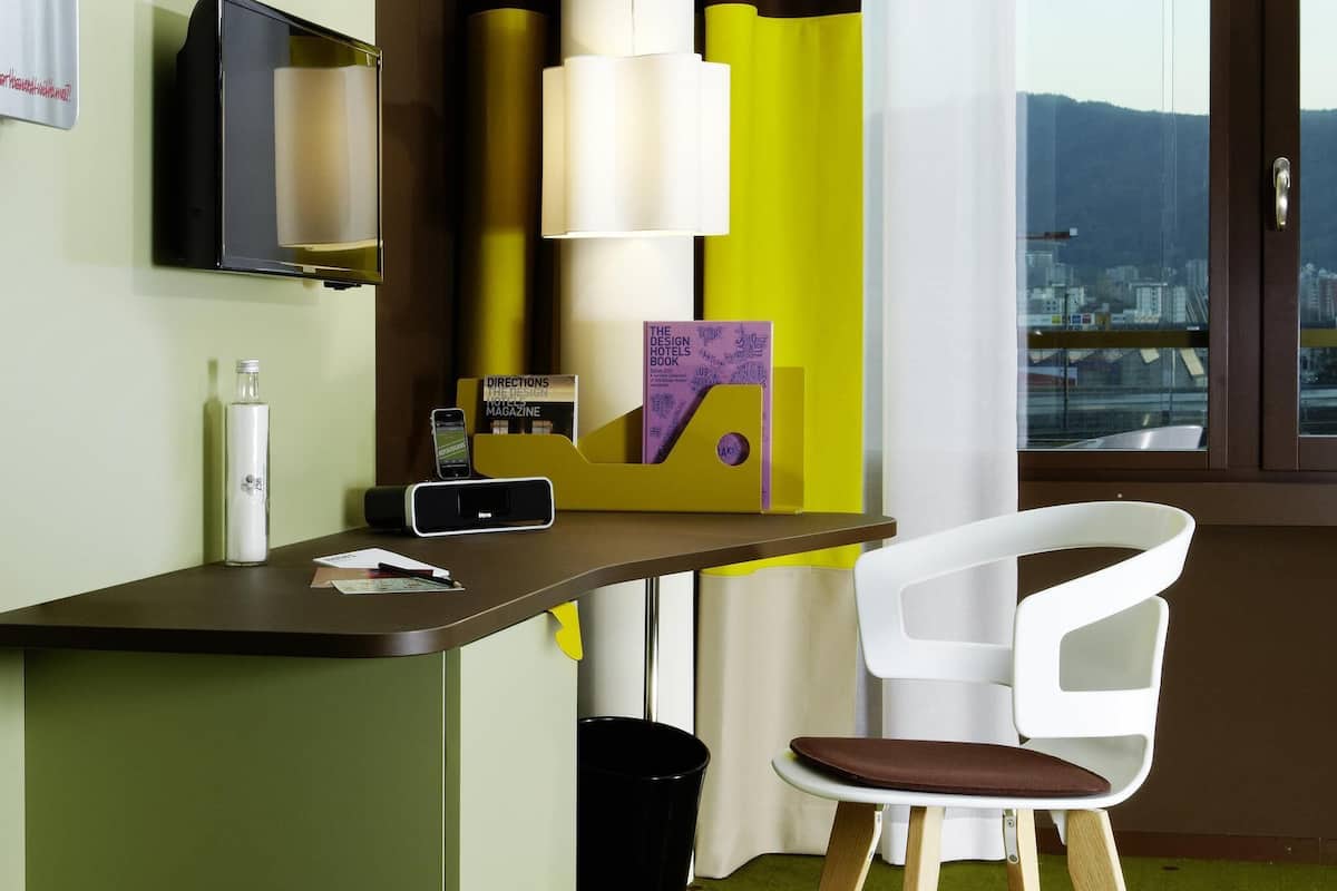 Medium Bunk Bed | Prémium ágynemű, pehelypaplan, minibár és széf a szobában
