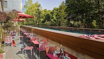 Una piscina al aire libre