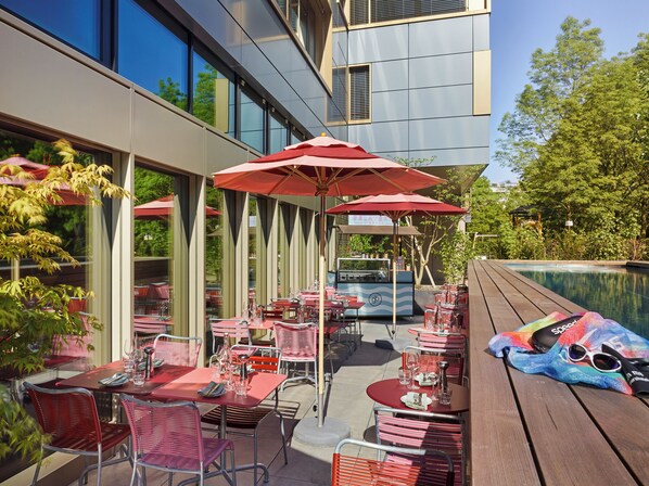 Déjeuner, dîner et souper servis sur place; cuisine italienne 