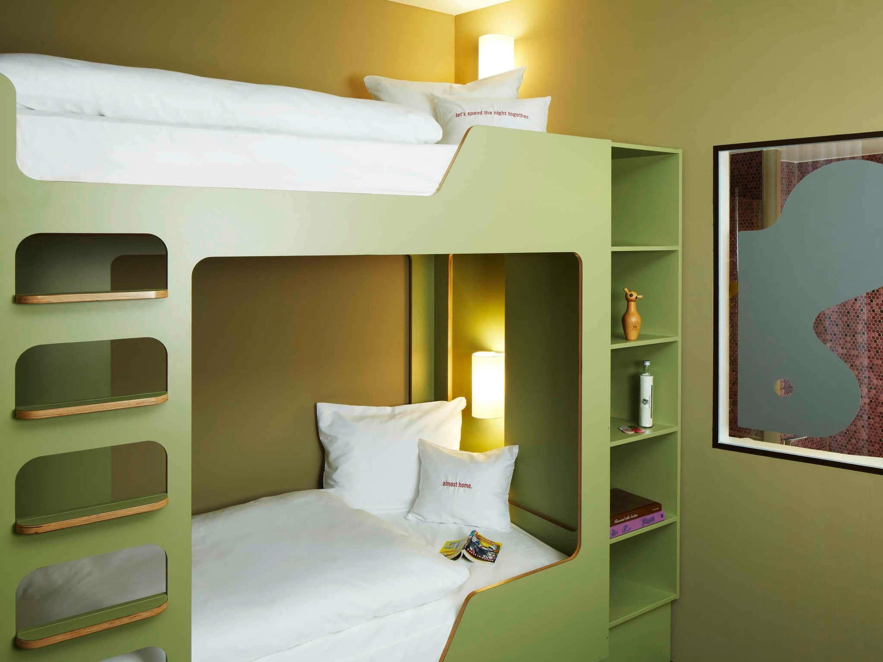 Medium Bunk Bed | Ylelliset vuodevaatteet, untuvapeitot, minibaari, tallelokero huoneessa