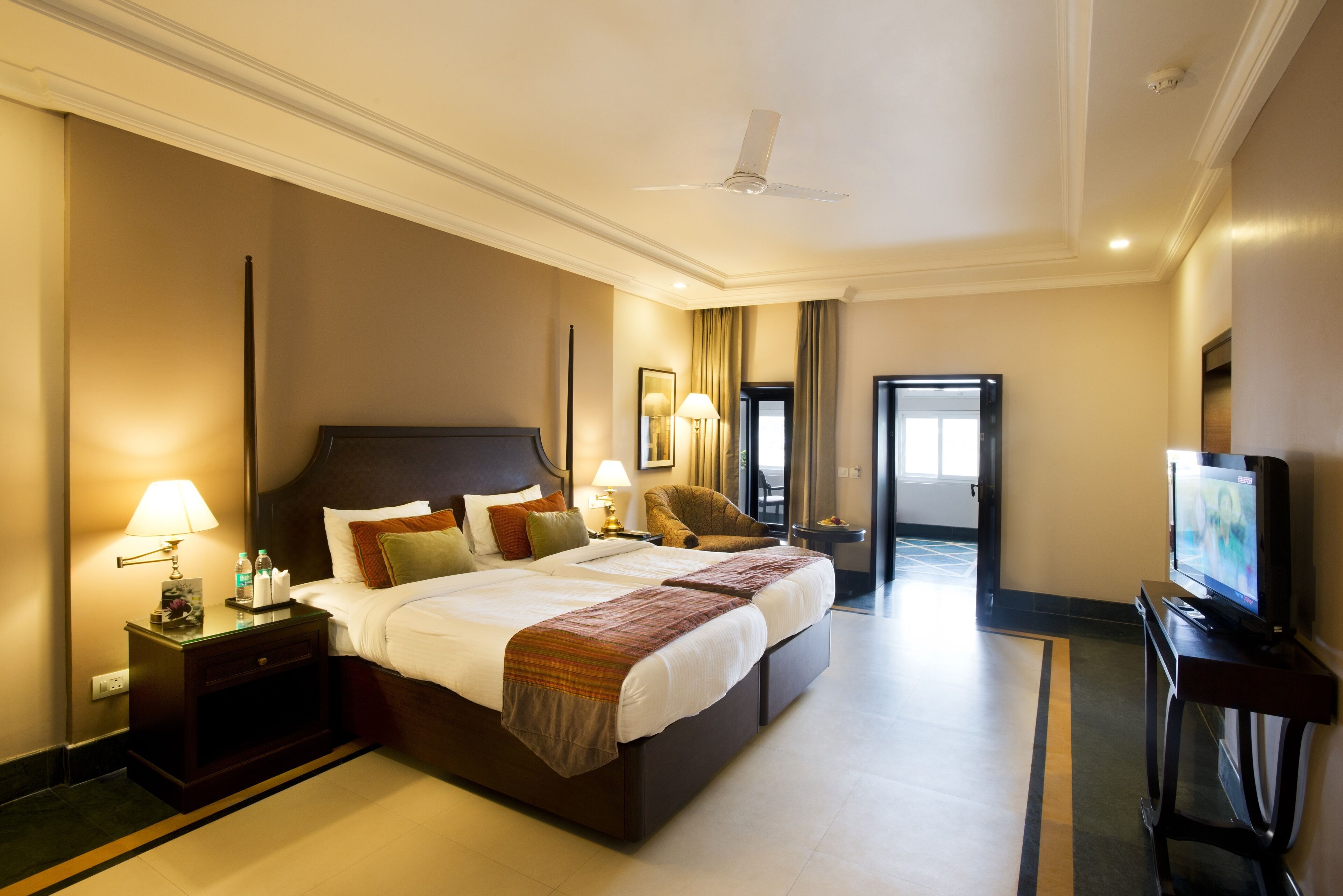 Caja de seguridad en la habitación, escritorio y cortinas blackout 