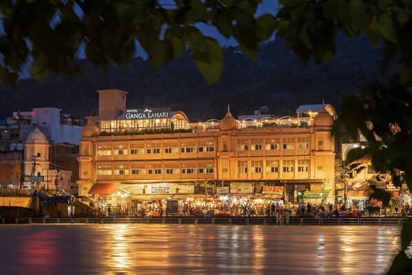 A hotel with a prominent dome and a sign reading "Hotel Ganga Lahari" at night. - Ganga Lahari, Haridwar (Haridwar)