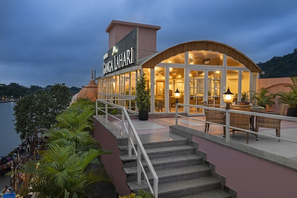 Breakfast, lunch and dinner served