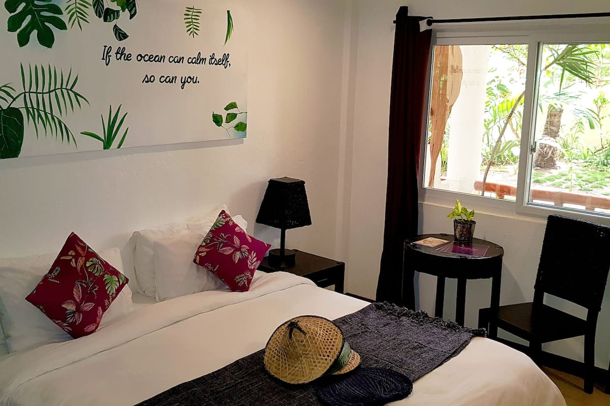 Standard Room, Garden View | Bar mini, peti besi dalam bilik, cadar katil