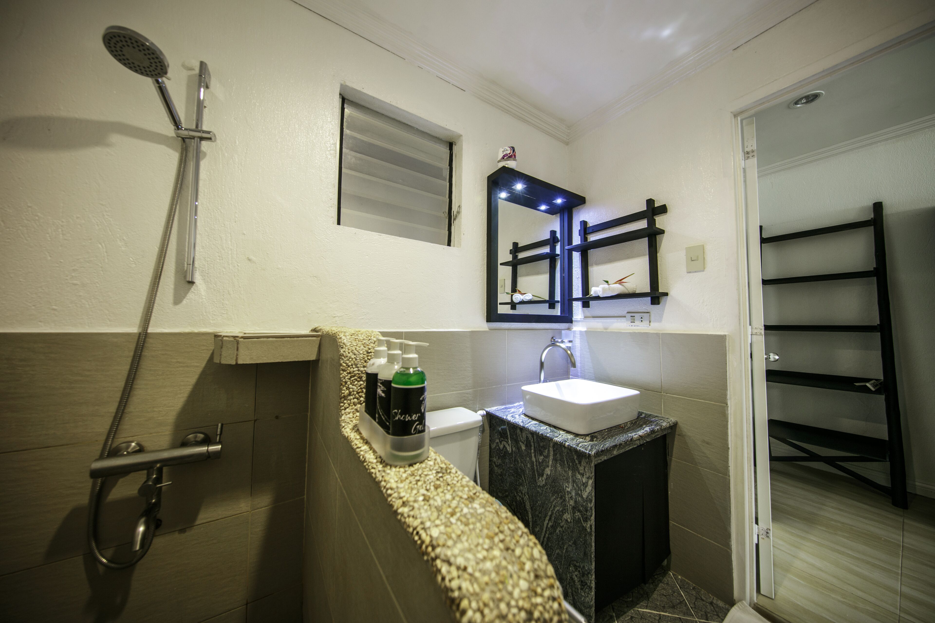 deluxe room, sea view | bathroom | shower, free toiletries, hair dryer, bathrobes