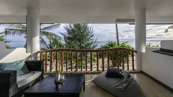 Deluxe Room, Sea View | Minibar, in-room safe, bed sheets
