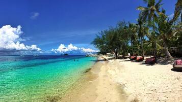 Am Strand, weißer Sandstrand, Strandtücher, Sporttauchen