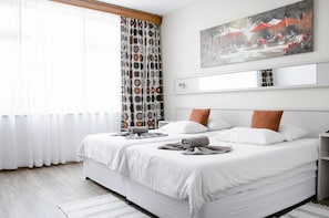 Minibar, coffres-forts dans les chambres, bureau