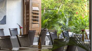 Melayani sarapan, makan siang, makan malam; dengan santap malam alfresco