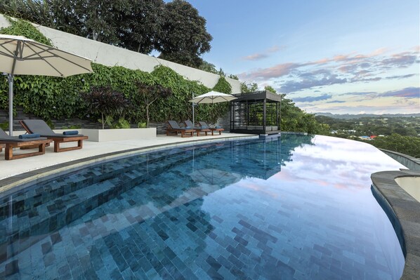 Outdoor pool, free pool cabanas, pool loungers