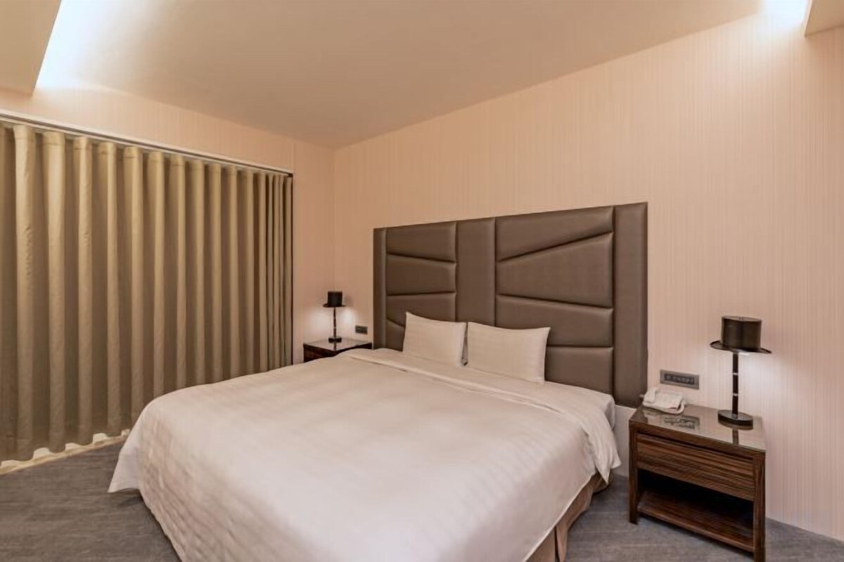 Premium bedding, down comforters, minibar, in-room safe