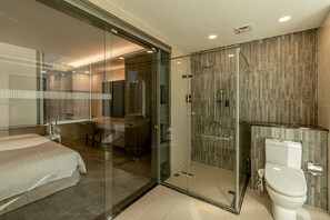 Deluxe Double Room | Bathroom | Separate bathtub and shower, deep-soaking bathtub, hair dryer, slippers - HOTEL GEIGHT TAIPEI (New Taipei City)