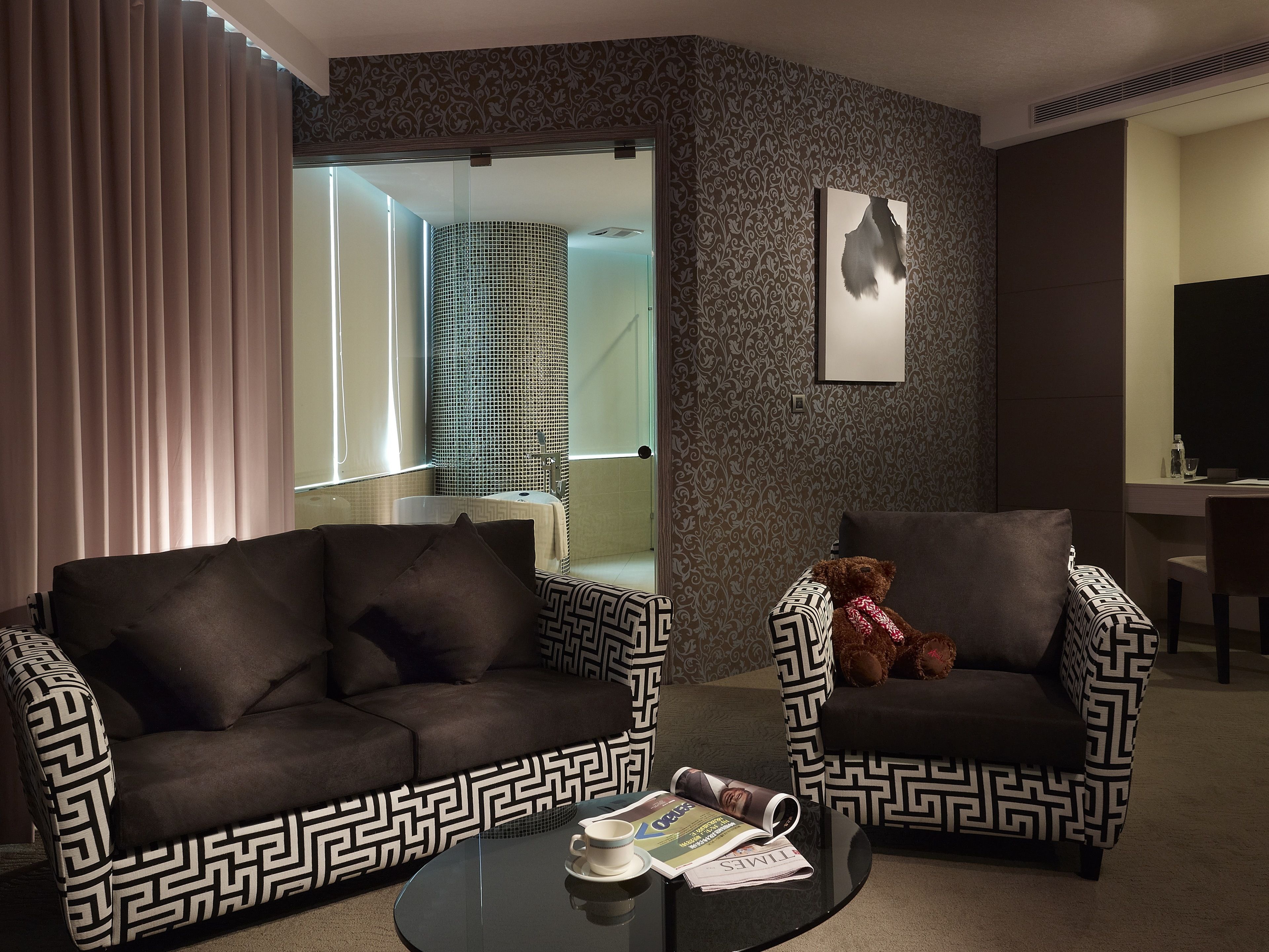 grand suite | living room | 37-inch lcd tv with cable channels, tv