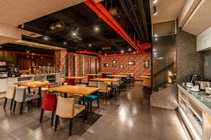 A modern restaurant with brick walls, wooden tables, and red accents. - HOTEL GEIGHT TAIPEI (New Taipei City)