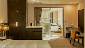 A hotel room with a bed, a desk, a chair, a wardrobe, a bathroom with a shower, and a toilet. - HOTEL GEIGHT TAIPEI (New Taipei City)