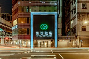 Fachada de la propiedad por la tarde o noche