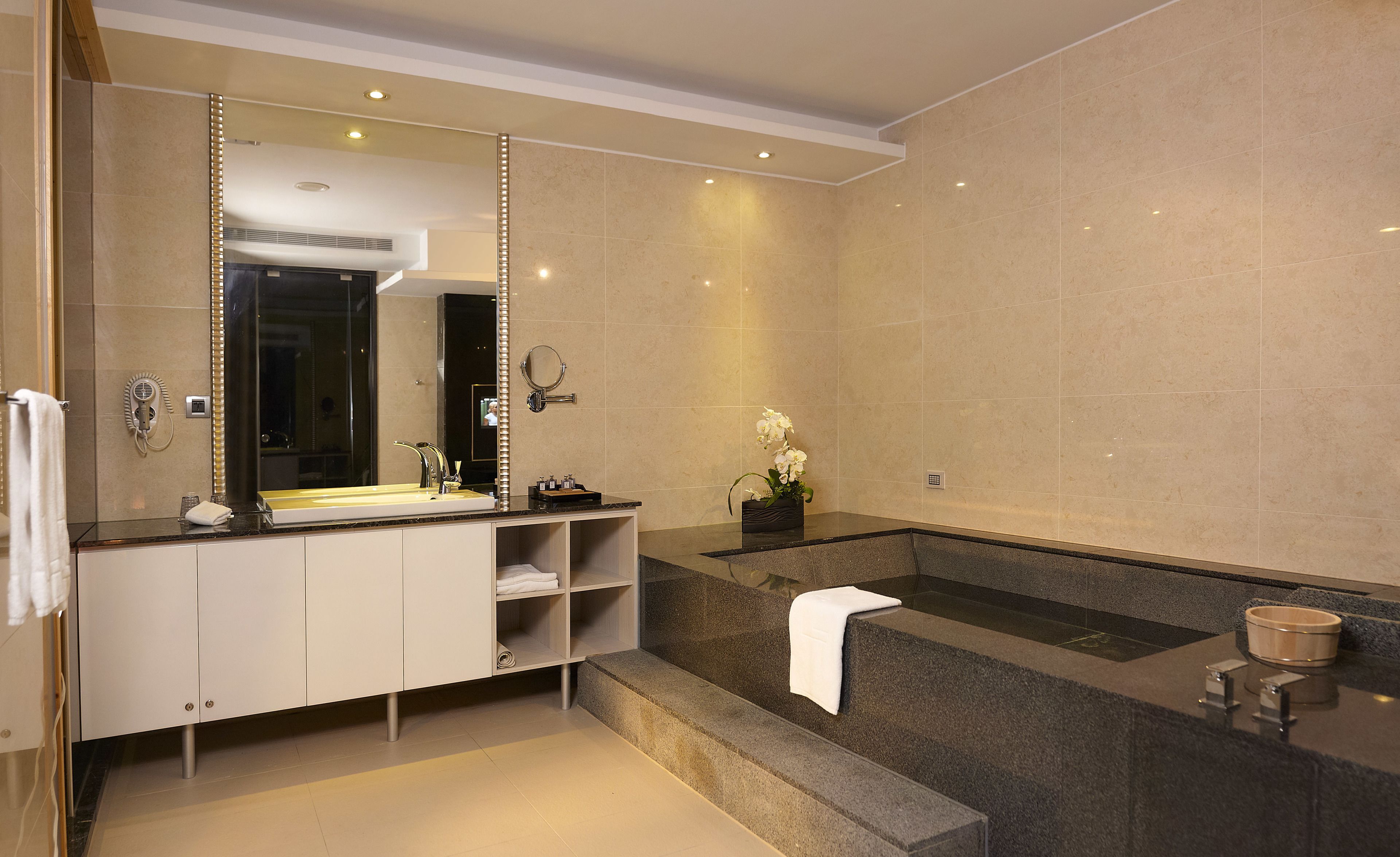 grand suite | deep-soaking bathtub