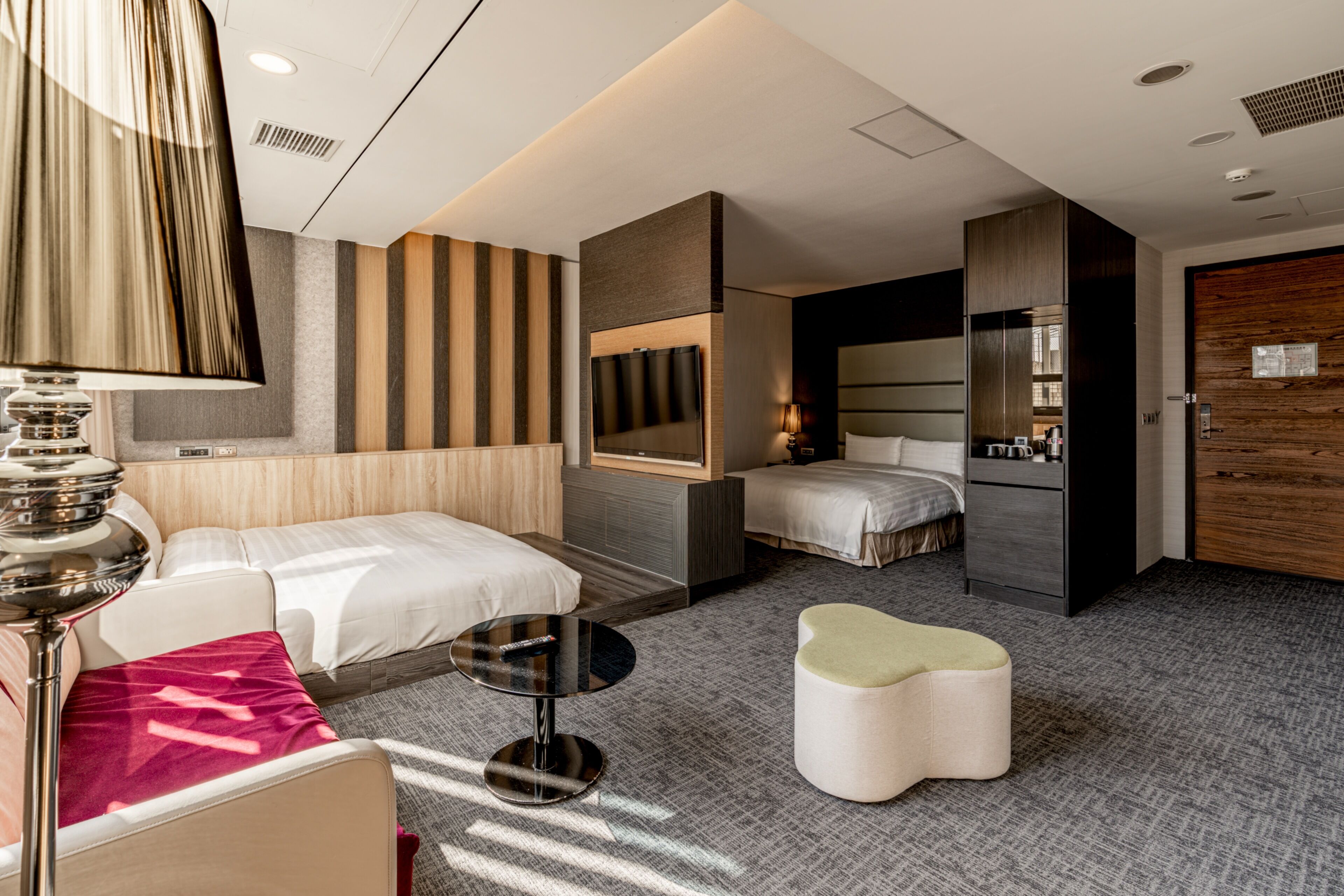 Une chambre d’hôtel moderne équipée d’un lit, d’un bureau, d’une chaise et d’une salle de bain.