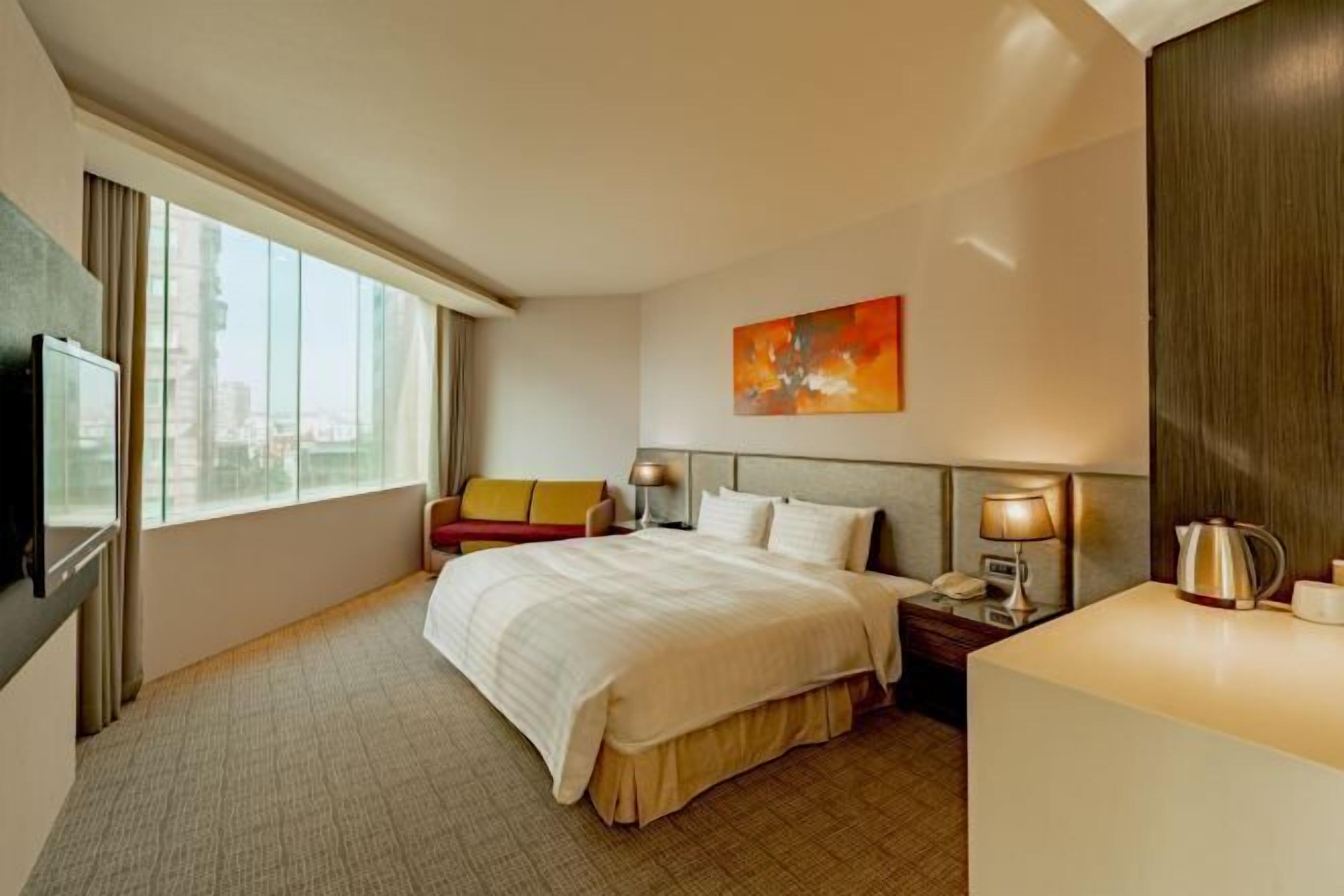 Ropa de cama de alta calidad, cubrecamas y minibar 