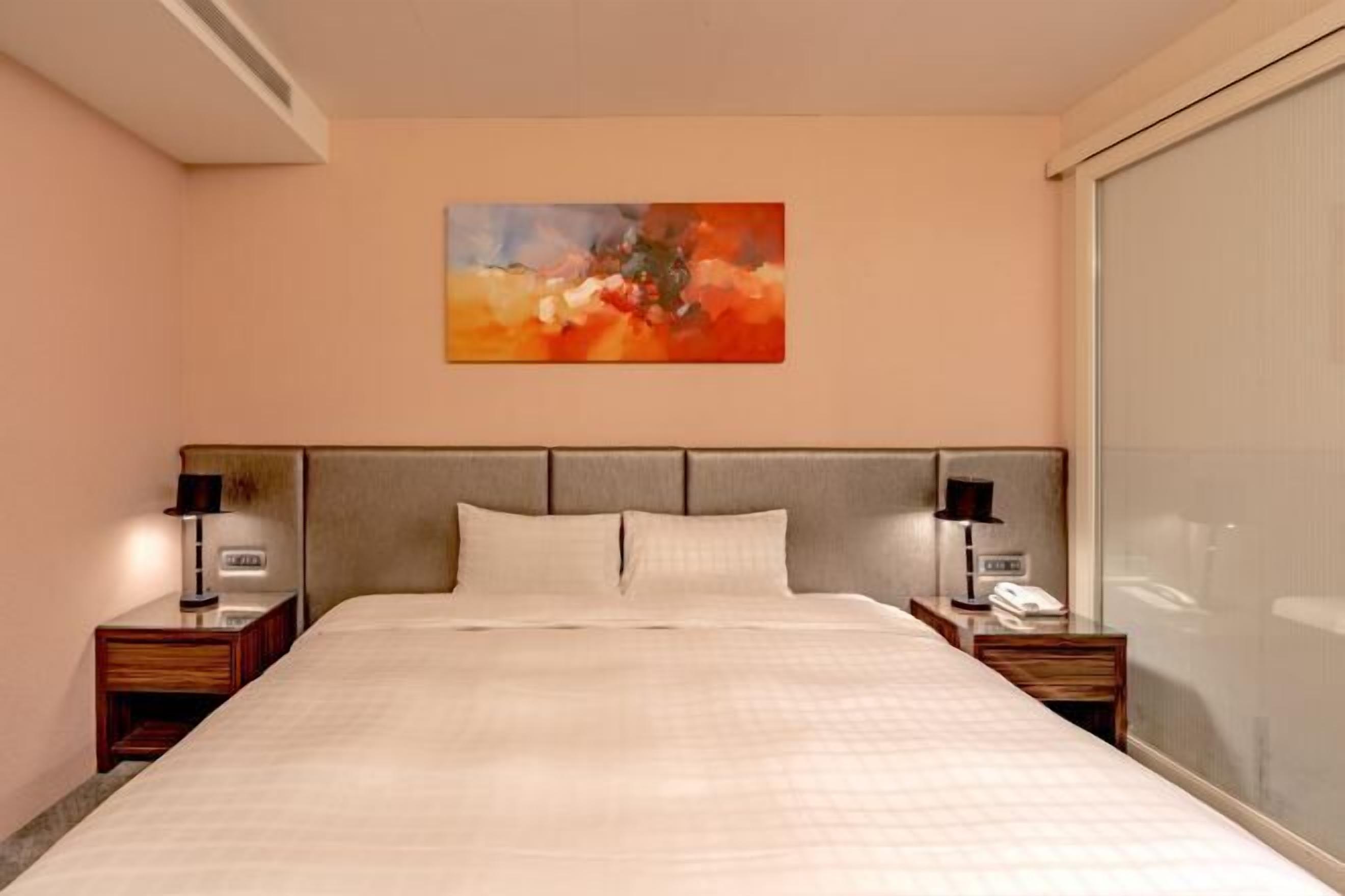 Ropa de cama de alta calidad, cubrecamas y minibar 