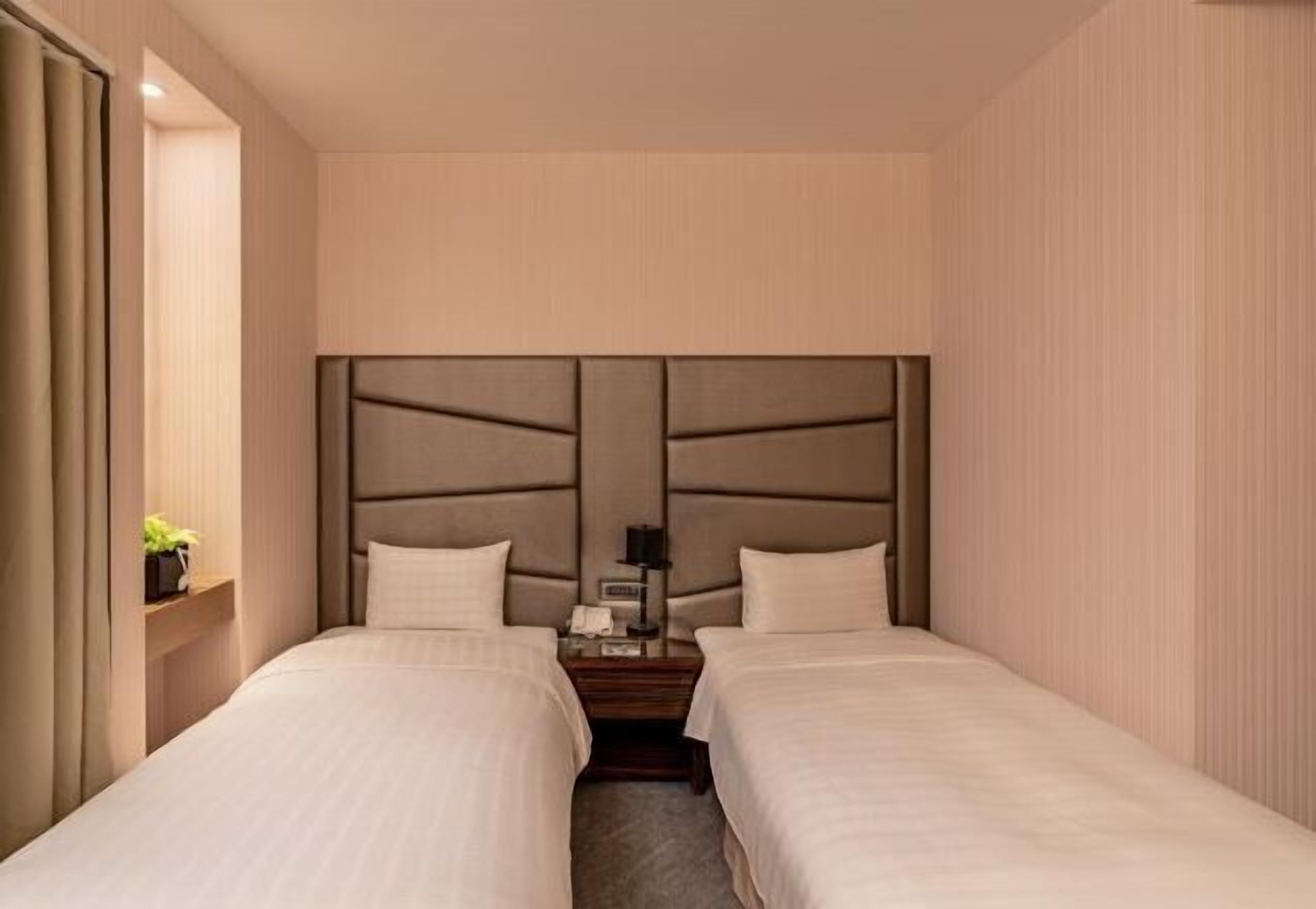 Ropa de cama de alta calidad, cubrecamas y minibar 