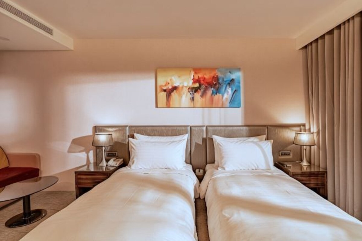Premium bedding, down comforters, minibar, in-room safe