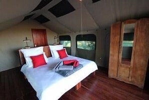 Free wired internet, bed sheets - Nkasa Lupala Tented Lodge (Sangwali)