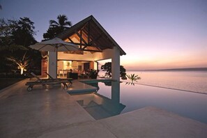 Outdoor pool, free cabanas, pool umbrellas - Villa 25 (Port Vila)