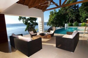 42-inch flat-screen TV with satellite channels, LCD TV, DVD player - Villa 25 (Port Vila)