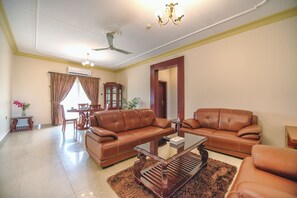 Appartement, 2 chambres | Aire de séjour | Téléviseur ACL