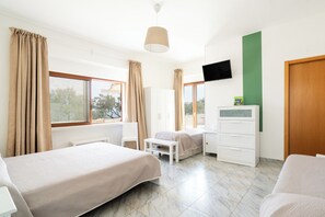 Deluxe fyrbäddsrum | Minibar, barnsängar och sängkläder