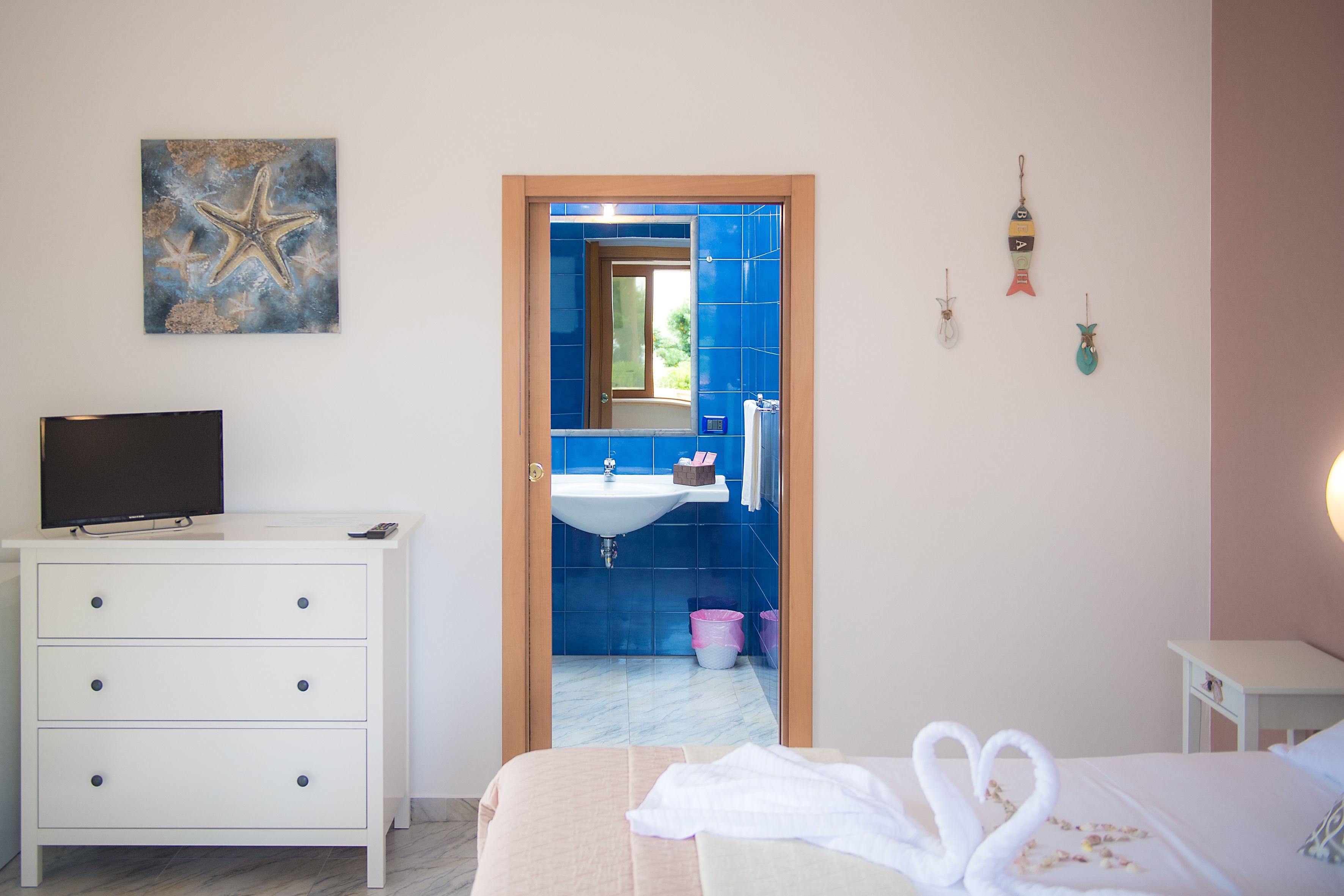 Minibar, cunas y ropa de cama 