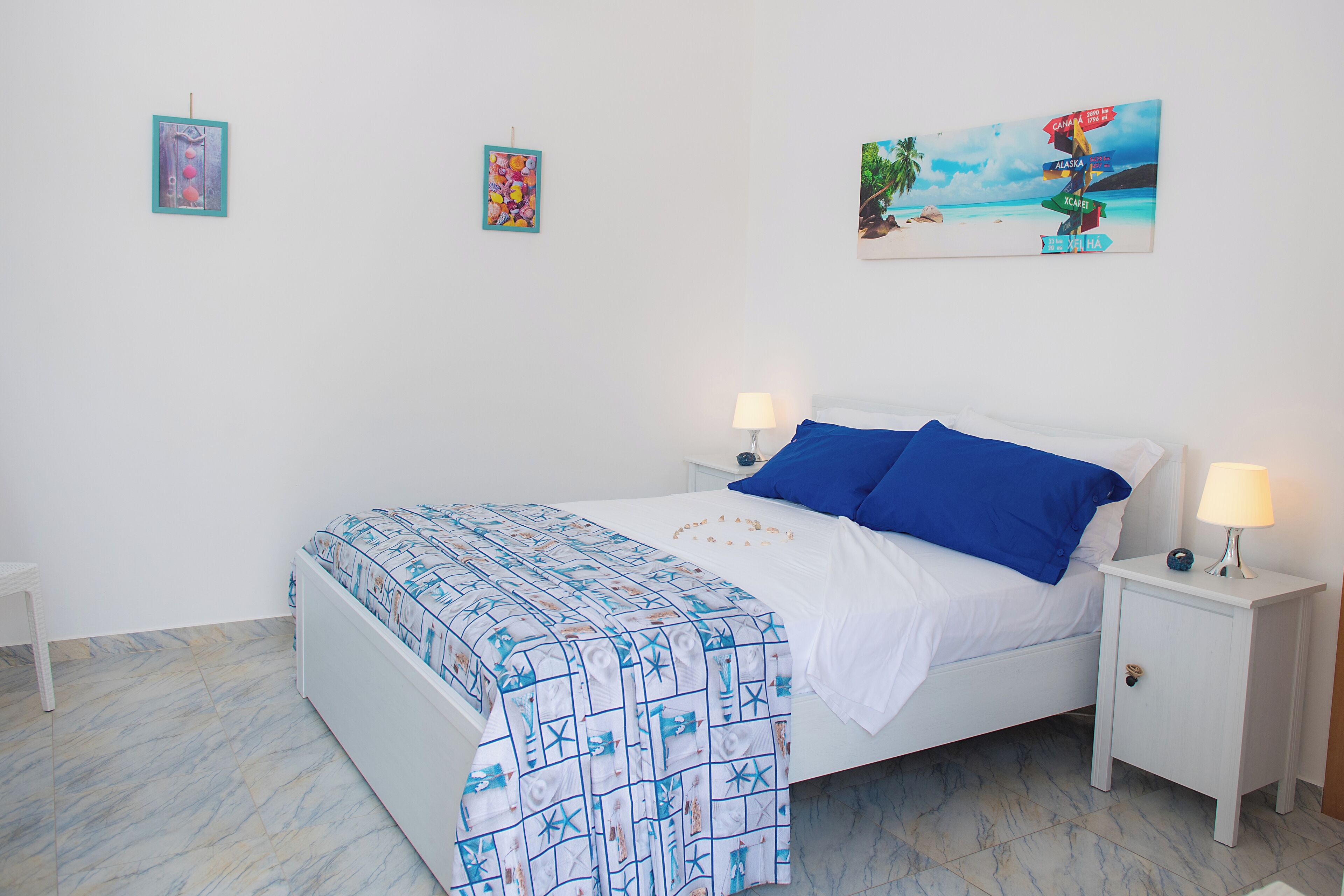 Habitación económica | Minibar, cunas y ropa de cama 