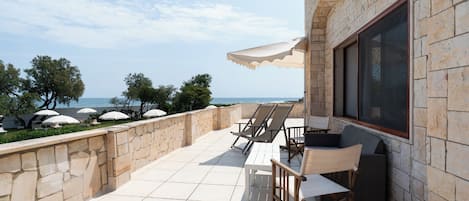 Deluxe Quadruple Room | Terrace/patio